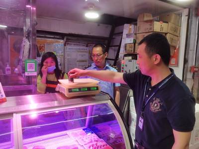 買小龍蝦遇缺斤少兩？執(zhí)法人員對(duì)成都青石橋市場展開突擊檢查